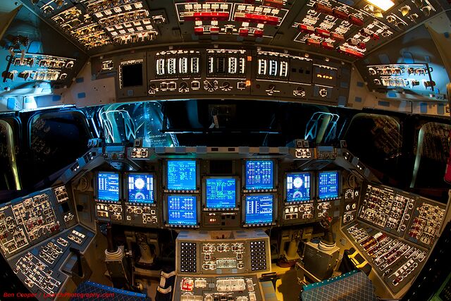 Endeavour flight deck 2.jpg